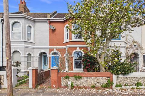 3 bed property, in Queen Street, £350,000