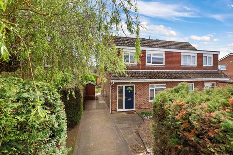 3 bed property, in Poynes Road, £465,000