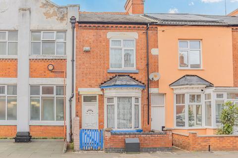 2 bed property, in Bridge Road, £250,000