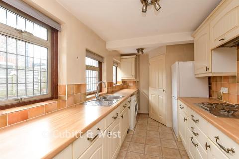 2 bed property, in Lagham Road, £375,000
