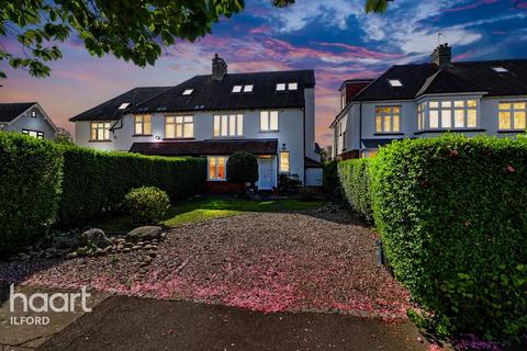 4 bed property, in The Square, £880,000