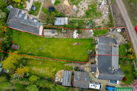 2 bed property, in Large Garden & Woodland Access, £295,000