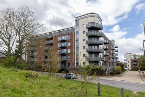2 bed property, in Bush House, £195,000