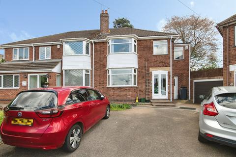 4 bed property, in Medcroft Avenue, £280,000
