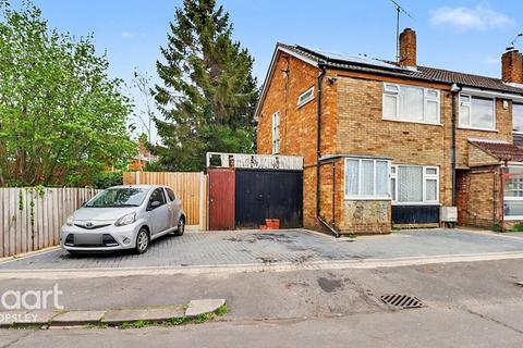 2 bed property, in Rosewood Close, £265,000