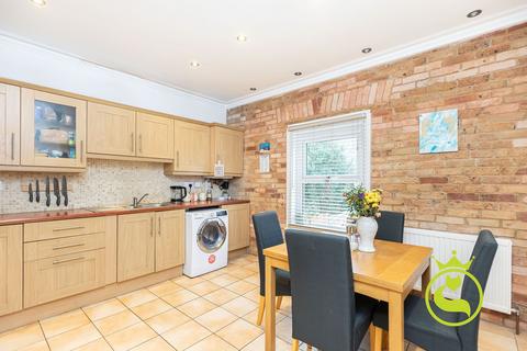 2 bed property, in Bournemouth Road, £260,000