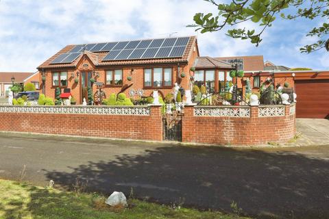 2 bed property, in Thornhill Road, £200,000