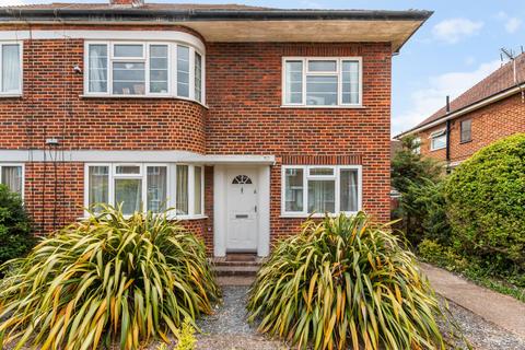 2 bed property, in Parkfields Avenue, £525,000