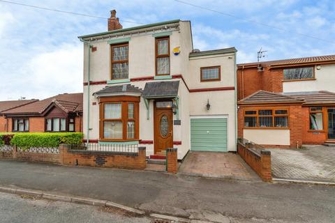 3 bed property, in Holden Road, £350,000