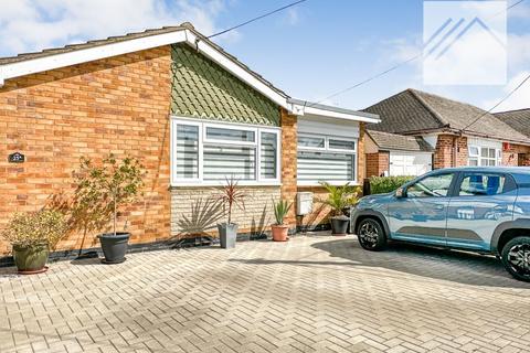 2 bed property, in Dovercliff Road, £270,000