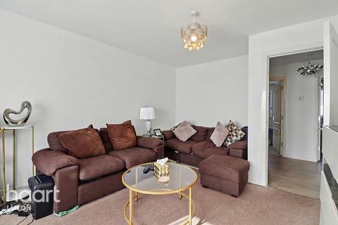 2 bed property, in Digby Close, £200,000