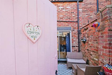 1 bed property, in Compton Mews, £170,000