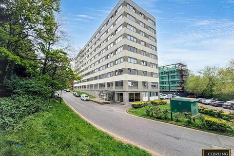 1 bed property, in Hubert Road, £155,000
