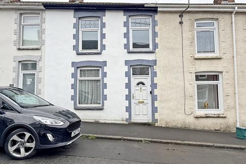2 bed property, in Lewis Street, £210,000