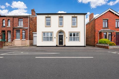 4 bed property, in Cottage Lane, £400,000