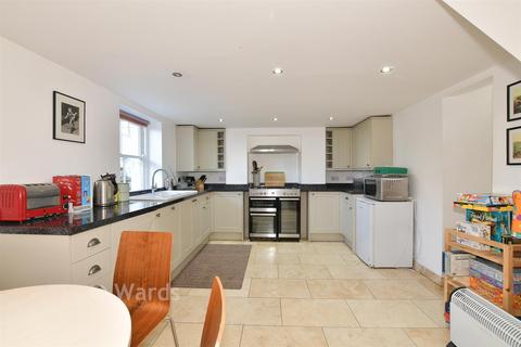 4 bed property, in Trinity Square, £475,000
