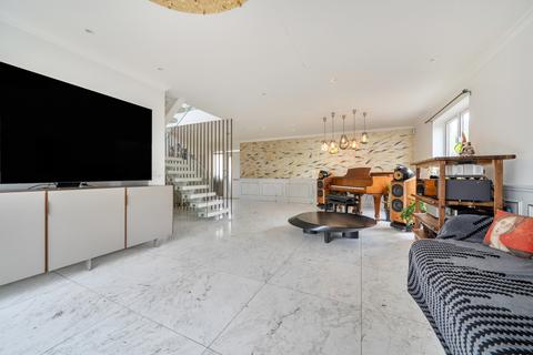 4 bed property, in Well Grove, £1,450,000