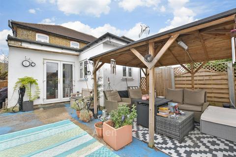 2 bed property, in Thorntons Farm Avenue, £425,000