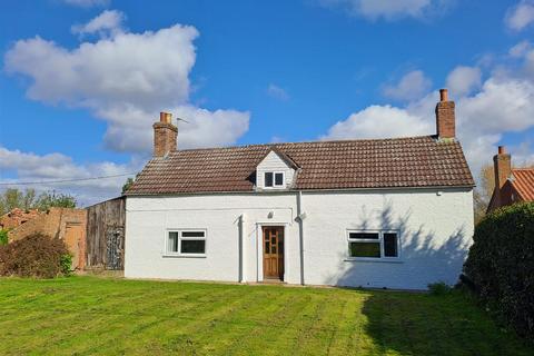 3 bed property, in Main Road, £270,000