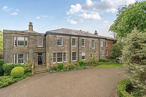 2 bed property, in The Grove, £290,000