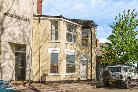 2 bed property, in Lees Hill Street, £135,000