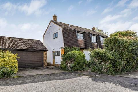 4 bed property, in St. James Close, £400,000
