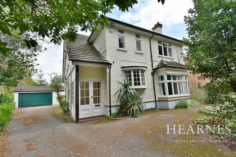 5 bed property, in Highfield Road, £725,000
