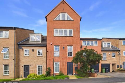 5 bed property, in Madison Walk, £335,000