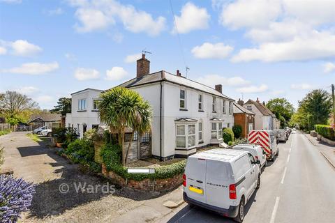2 bed property, in Lower Street, £200,000