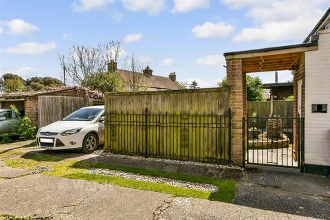 2 bed property, in Lower Street, £200,000