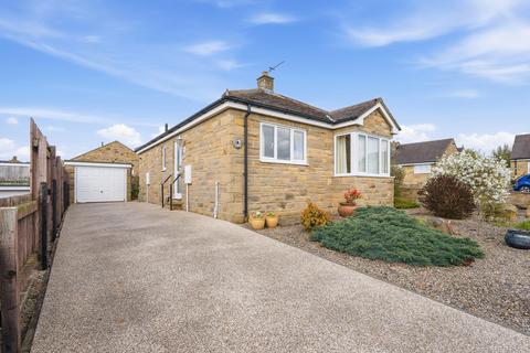 2 bed property, in Hawthorn Close, £335,000