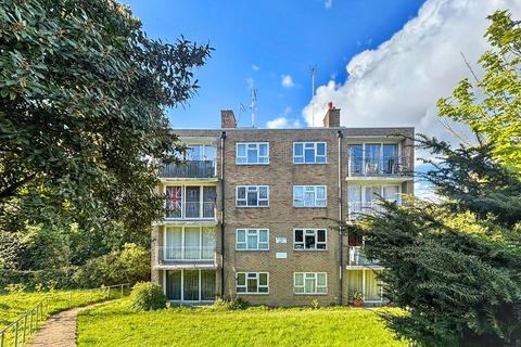 2 bed property, in Rockhurst Drive, £110,000