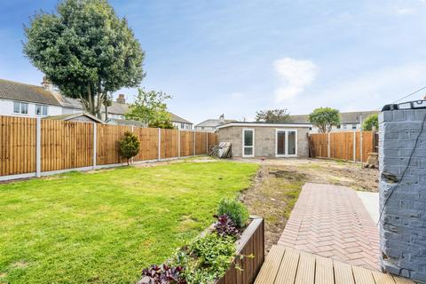 3 bed property, in Westloats Gardens, £270,000