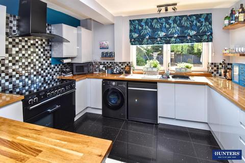 5 bed property, in Amesbury Road, £475,000