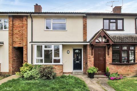 2 bed property, in Groveside, £320,000