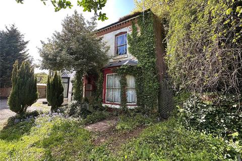 6 bed property, in The Drive, £300,000
