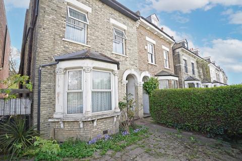 5 bed property, in Wood Vale, £950,000