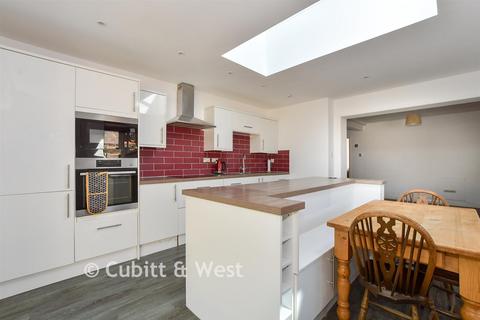 3 bed property, in Wyphurst Road, £450,000