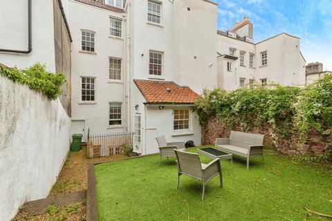 1 bed property, in Albermarle Row, £300,000
