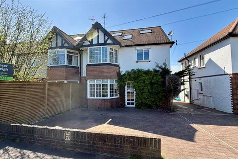 4 bed property, in Highview Avenue South, £600,000
