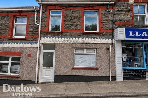 4 bed property, in Commercial Road, £120,000