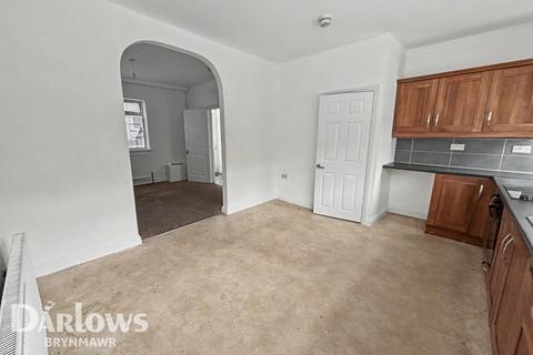 4 bed property, in Commercial Road, £120,000