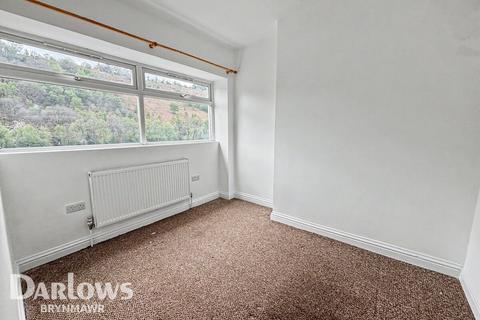 4 bed property, in Commercial Road, £120,000