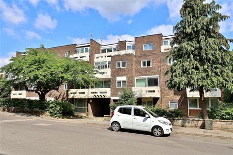 1 bed property, in Hillmount, £200,000