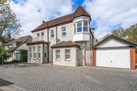 2 bed property, in Barnett Wood Lane, £365,000