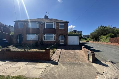 3 bed property, in Howe Hill Close, £275,000