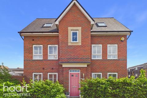 4 bed property, in Bridgewater Close, £450,000