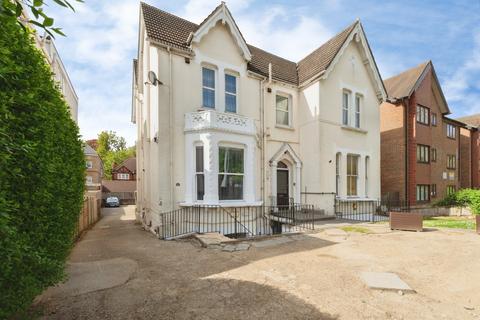 2 bed property, in Coombe Road, £240,000