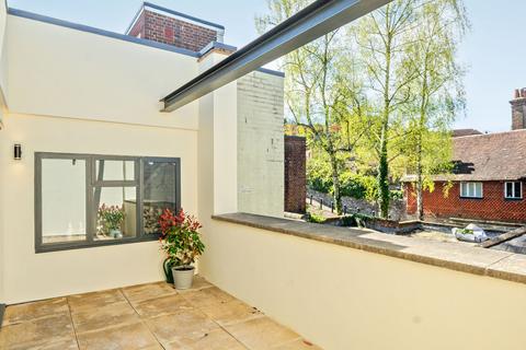 1 bed property, in High Street, £225,000