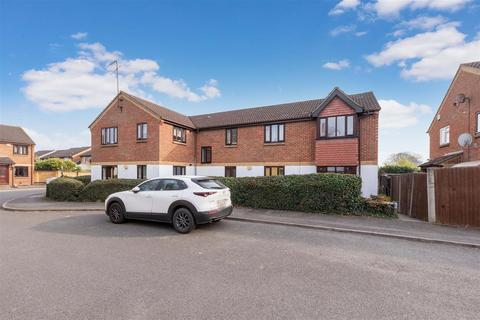 2 bed property, in Alder Close, £259,500